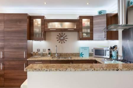Blue Pool View Apartment Портръш Екстериор снимка